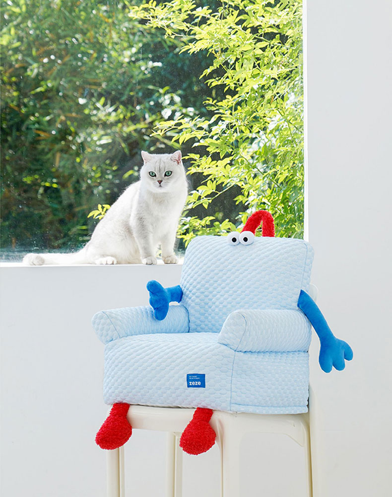 Big-Eyed Blue Hug Cat Couch